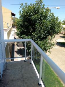 una escalera con una barandilla blanca junto a una casa en Gala, en Paso de los Libres