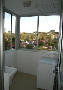 une salle de bain avec une fenêtre, des toilettes et un lavabo dans l'établissement Exclusivo depto "Sea&Forest" frente mar P7 Mansa! parada 7 mansa - Punta del este, à Punta del Este