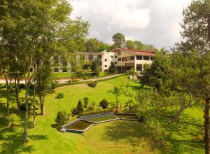 an aerial view of a park with a building at Mision Los Cocuyos Alta Montana in Huatusco de Chicuellar