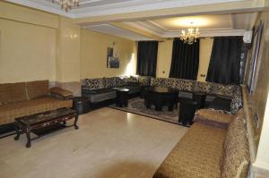 Una sala de estar con un sofá y un piano. en Babylon Appartments, en Marrakech 101 fotos más