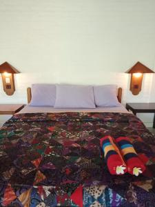 Un pat sau paturi într-o cameră la Rini hotel