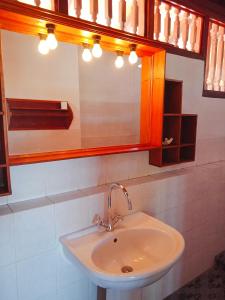 y baño con lavabo y espejo. en Rini hotel en Lovina