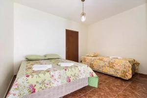 a bedroom with two beds in a room at Casa na Serra da Cantareira in Mairiporã