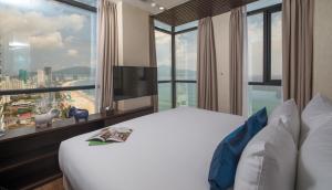 Postel nebo postele na pokoji v ubytování HAIAN Beach Hotel & Spa