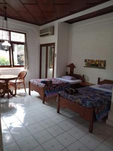 Un pat sau paturi într-o cameră la Rini hotel