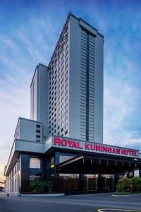 een hotelgebouw met een koninklijk klinkende hotelbord erop bij Royal Kuningan in Jakarta