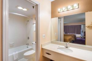 Koupelna v ubytování Motel 6-Macon, GA + 26 fotografií