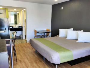 Postel nebo postele na pokoji v ubytování Studio 6-Fresno, CA - Extended Stay