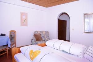 ビショフスマイスにあるHirmonshofの白い部屋(ベッド1台、椅子付)