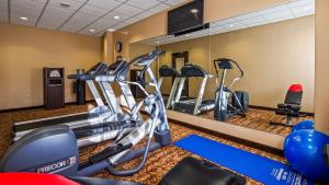 Posilňovňa alebo fitness centrum v ubytovaní Best Western PLUS Cimarron Hotel & Suites