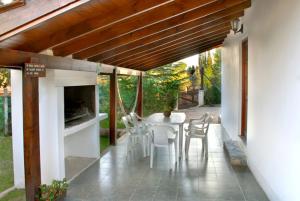 a patio with a white table and chairs at Cabañas Los Duendes in Villa General Belgrano