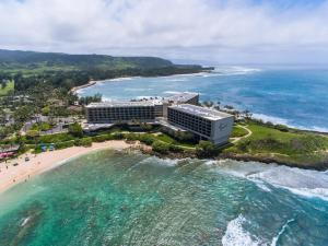 una vista aérea de la excelente playa punta cana en Elegant Turtle Bay Condo en Kahuku