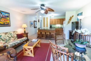 een woonkamer met een bank en een tafel bij Elegant Turtle Bay Condo in Kahuku