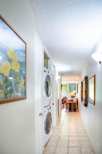 um corredor com uma máquina de lavar e secar roupa numa casa em Elegant Turtle Bay Condo em Kahuku