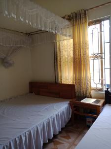um quarto com 2 camas e uma janela em Nhà nghỉ Minh Hạnh em Hoàng Ngà