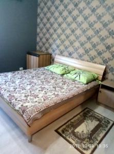 サラトフにあるBarin Guest Houseの写真付きのベッドルームのベッド1台