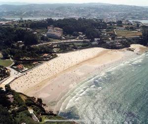 an aerial view of a beach with a bunch of people at A Coruña al lado de la playa in Bastiagueiro