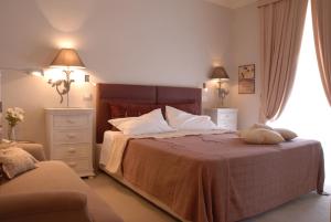 A bed or beds in a room at Balneum Boutique Hotel & B&B