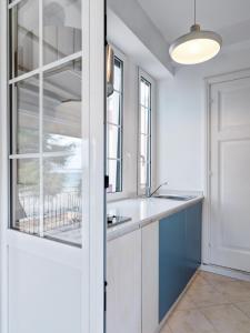 a kitchen with a sink and a window at Residence Villa Ombrosa in Spotorno