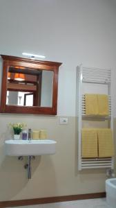 een badkamer met een wastafel en een spiegel bij acasadienrico in Lecce