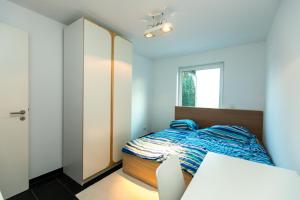 a small bedroom with a bed and a window at House in Cologne in Cologne