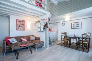a living room with a couch and a table at Balea Gorri in Ciboure