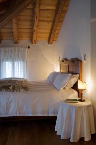 ヴァルドッビアーデネにあるLocanda Sandiのベッドルーム(大きな白いベッド1台、テーブル付)