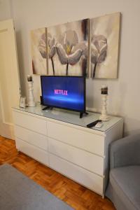 TV a/nebo společenská místnost v ubytování Stylish apartment in Kolonaki
