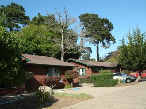 ein Haus mit einem davor geparkt in der Unterkunft Rosedale Inn in Pacific Grove