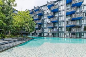 uma piscina em frente a um prédio em The Deck Patong by VIP em Patong Beach