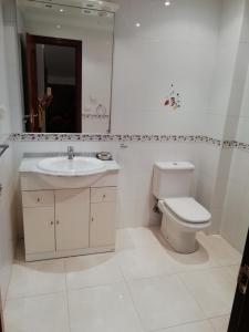 ラ・カラ・デ・ミハスにあるEl Tomillarのバスルーム(トイレ、洗面台、鏡付)
