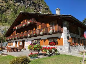 a building with flowers in front of it at Residence Oberteil in Gressoney-la-Trinité