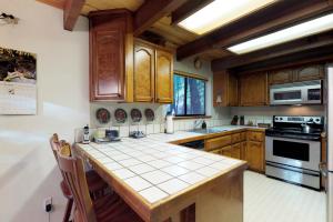 Una cocina o kitchenette en Sherwood Bear Cabin