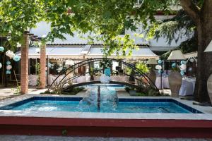 クサンティにあるNatassa Hotelの庭園内の噴水付きスイミングプール