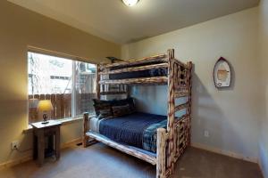 Poschodová posteľ alebo postele v izbe v ubytovaní Pine Luxury