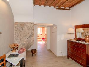 una camera con un letto e un comò e un corridoio di Casa Anfiteatro a Lucca