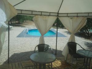 Bungalow para 4 personas con piscina privada游泳池或附近泳池