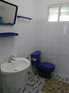 Bathroom sa Studio with aircon n kitchen