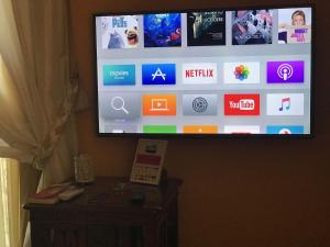 Televízia a/alebo spoločenská miestnosť v ubytovaní B&B Orsini 46