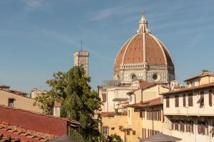 Vistas a una ciudad con una catedral en el fondo en Apartments Florence - Duomo, en Florencia