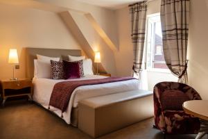 1 dormitorio con cama y ventana en Hotel & Spa REGENT PETITE FRANCE, en Estrasburgo