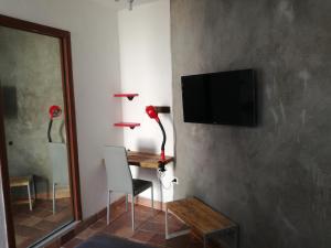 Uma televisão e/ou sistema de entretenimento em B&B PompeiLog