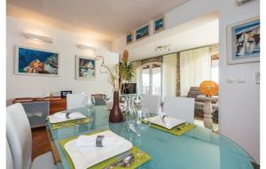 une salle à manger avec une table et des chaises en verre dans l'établissement Petra Hills, à Opatija