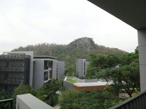 una vista de un edificio con una montaña en el fondo en 23 องศา คอนโด เขาใหญ่ en Nakhon Ratchasima