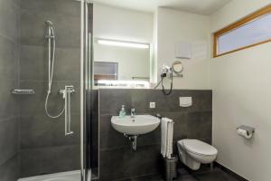 Koupelna v ubytování Hotel Holzscheiter + 37 fotografií