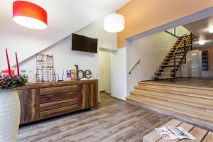 TV a/nebo společenská místnost v ubytování Hotel Holzscheiter