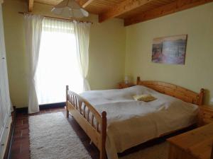 a bedroom with a bed and a large window at Heidelberg Viola in Neustadt in Holstein