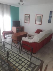Televízia a/alebo spoločenská miestnosť v ubytovaní Apartamento Omar Playa