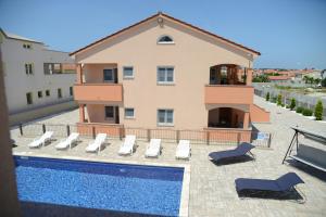 Bazén v ubytovaní Apartments Villa Lucky alebo v jeho blízkosti