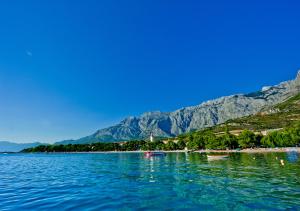 a view of a lake with mountains in the background at Apartmani Ibolja in Promajna